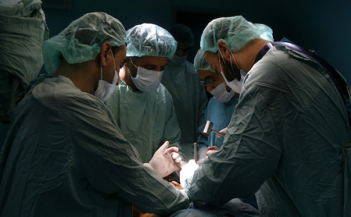 عملية جراحية في مجمع الشفاء في غزة